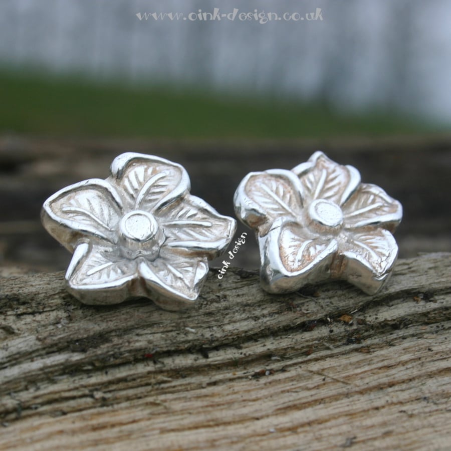  Fine silver flower stud earrings