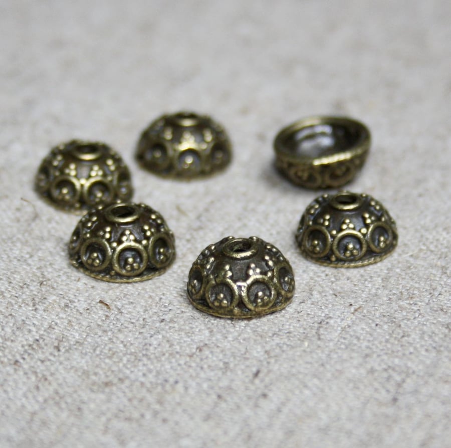 Pack of 20 - Antique bronze patterned bead caps 