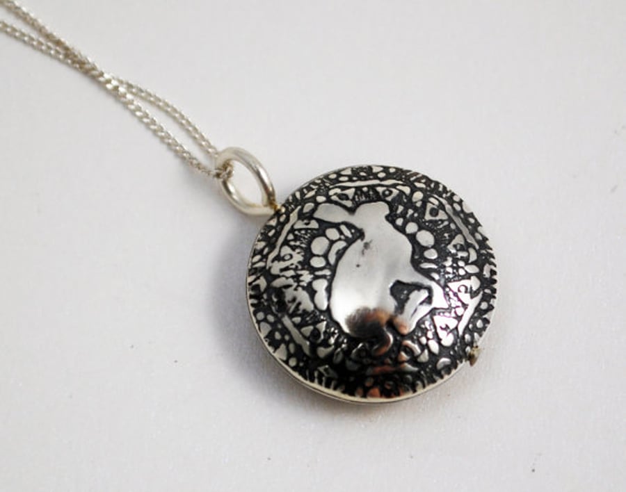 Sterling Silver Pattern running hare pendant, small