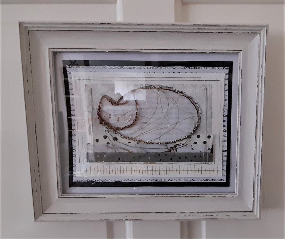 The Happy Curled Up Wire Cat. A Handmade Art Picture. Purfect for Cat Lovers!!!