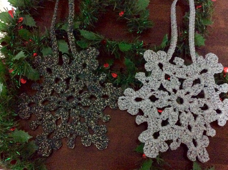 2 snowflakes in green and silver