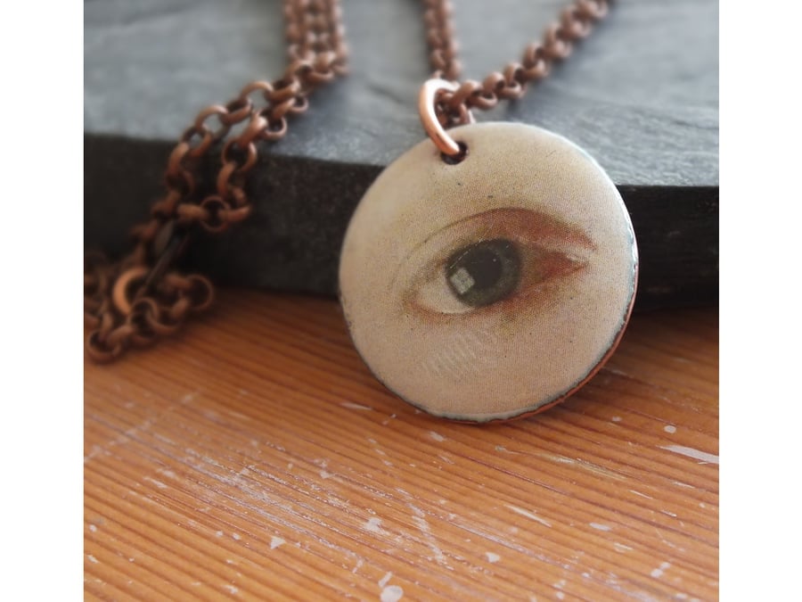 Eye enamelled pendant 