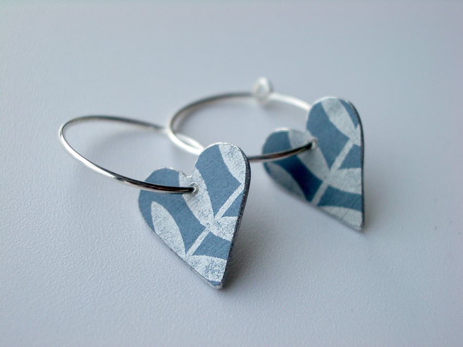 Heart hoop earrings in grey and silver
