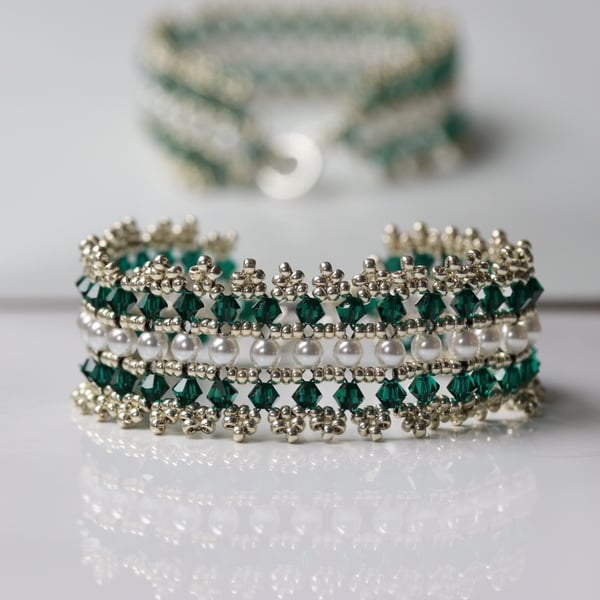 Elizabethan Bracelet in Green, Pearl and Silver - Folksy