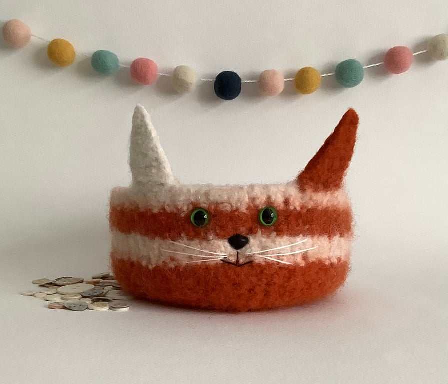 FELTED 'FUSSPOT' BOWL, desk tidy . Cat. Ginger and white. Home decor.