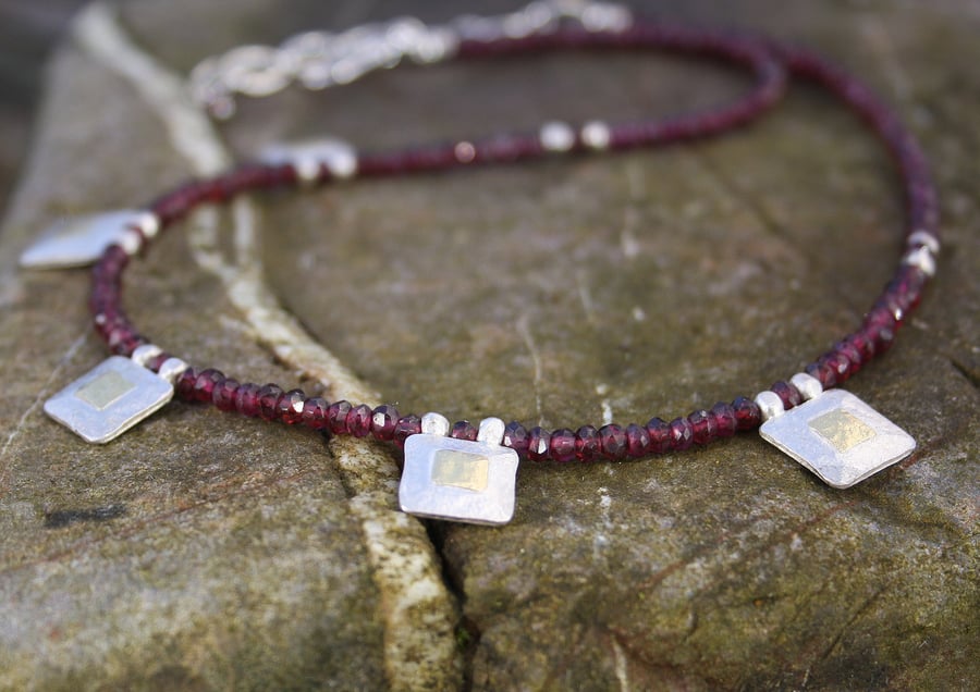Silver 18ct gold and garnet necklace.