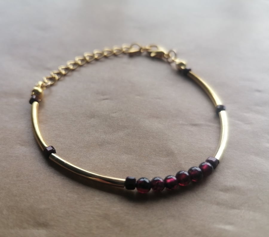 Red stone and red brick bracelet, Gold