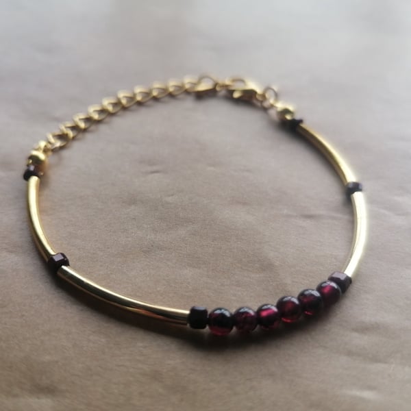 Garnet and red brick bracelet, Gold