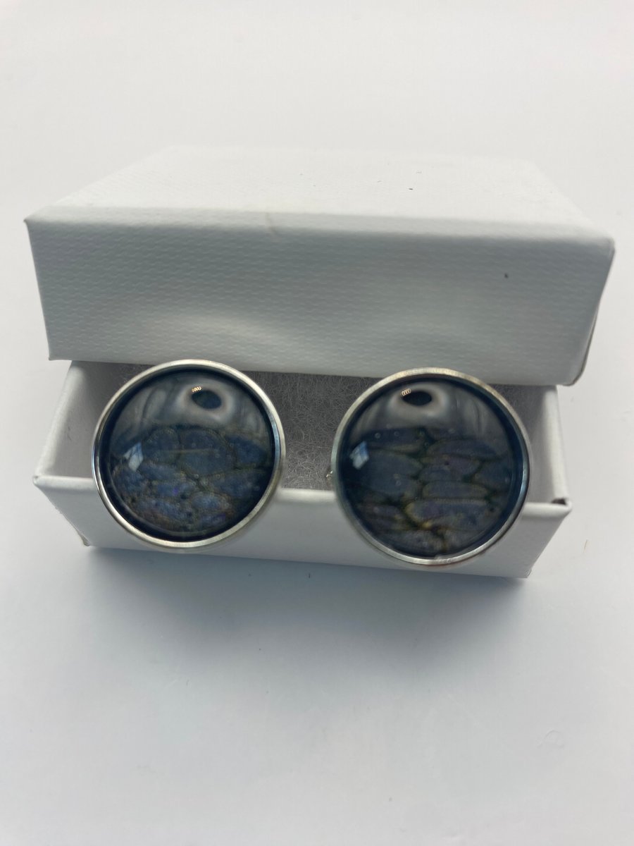Pair of cuff links with mixed purple and silver pigments 