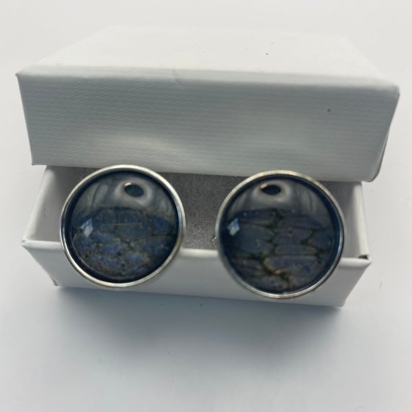 Pair of cuff links with mixed purple and silver pigments 