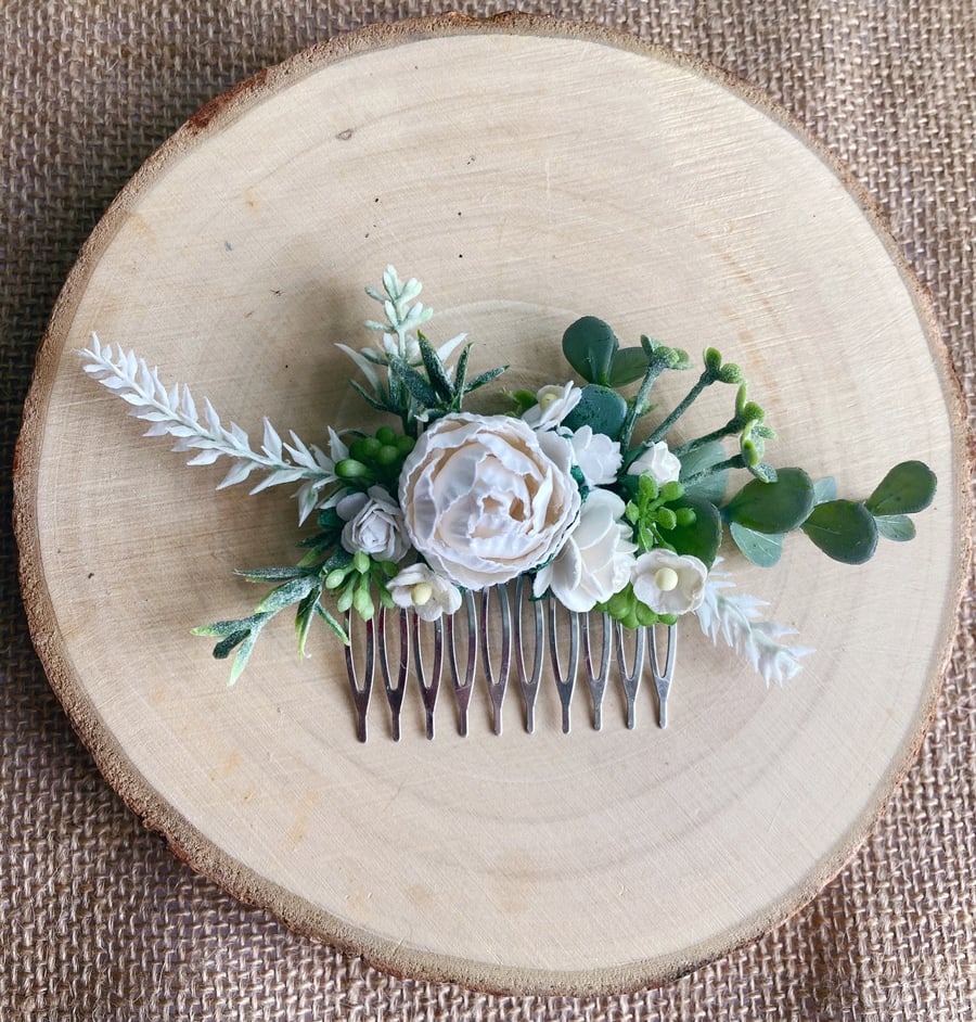 White flower hair comb with foliage 