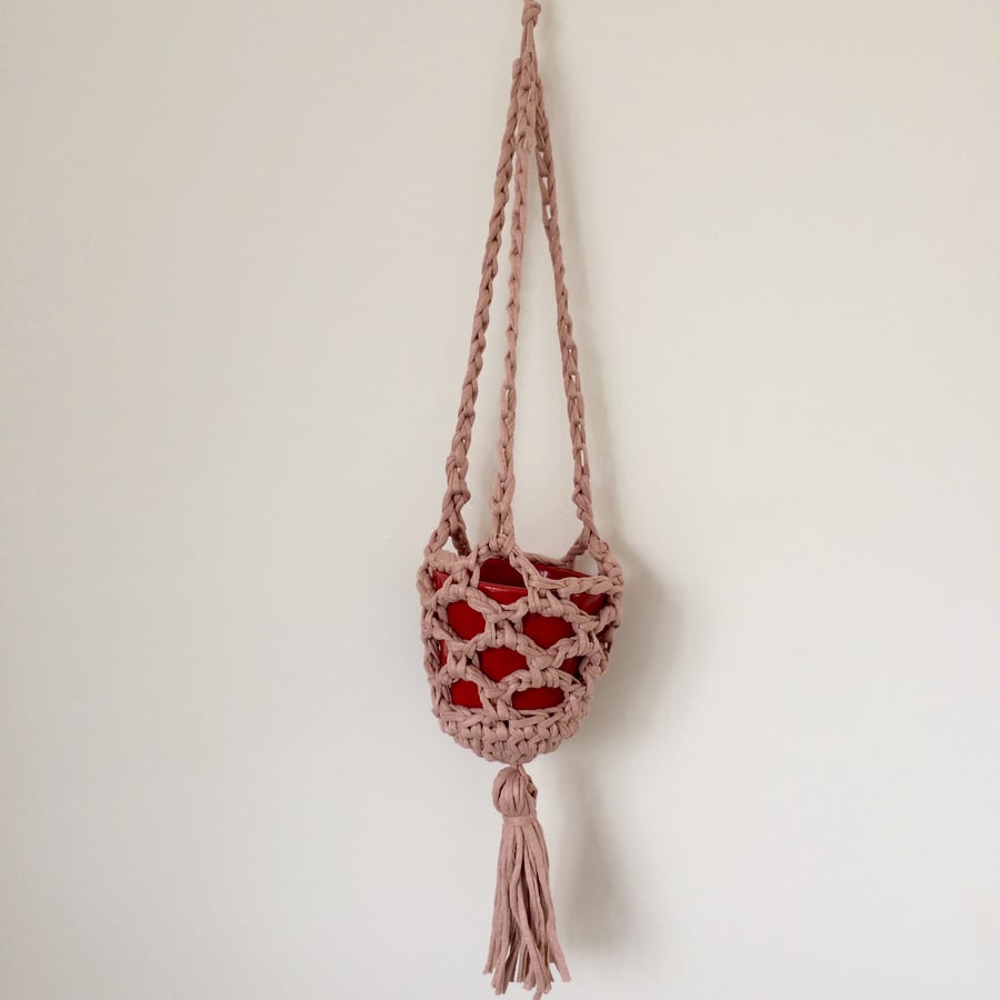 Crochet hanging plant pot - rose pink