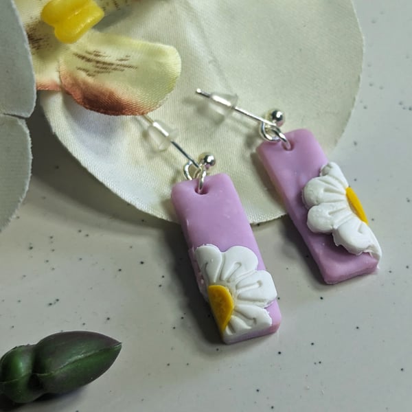 Pastel Lilac Daisy Design Earrings