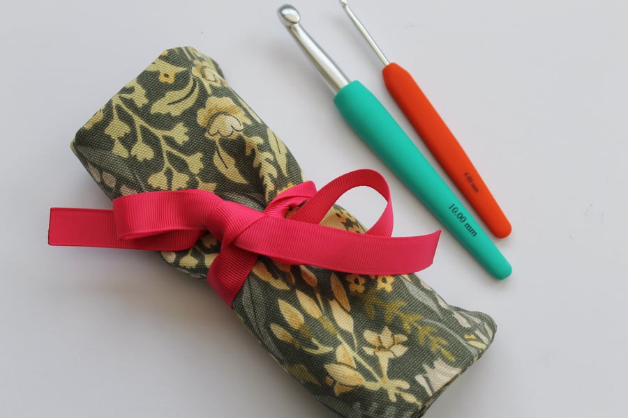 Green crochet needle hook case roll holder pouch with stitch marker