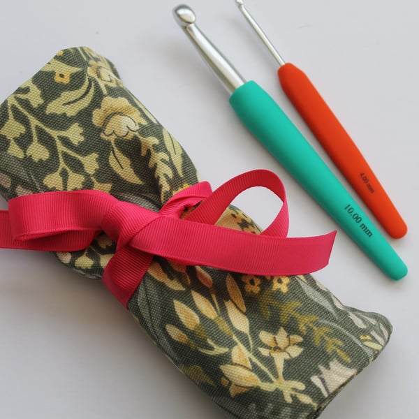 Green crochet needle hook case roll holder pouch with stitch marker