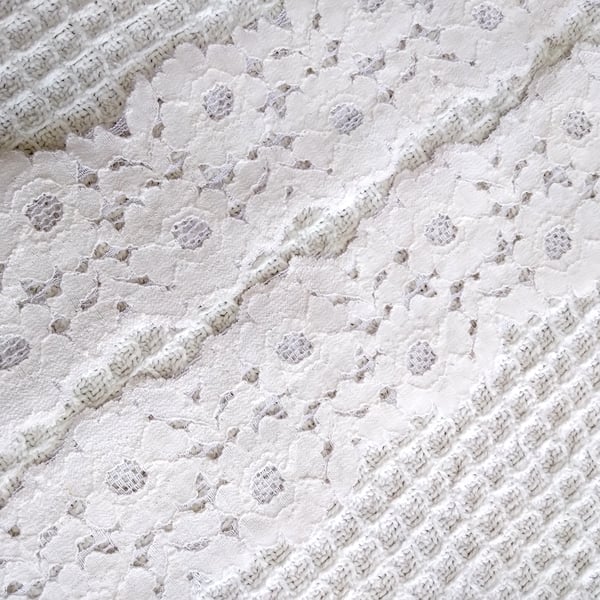 3 metres quality ivory 8cm wide floral lace for dressmaking, costumes, lingerie 