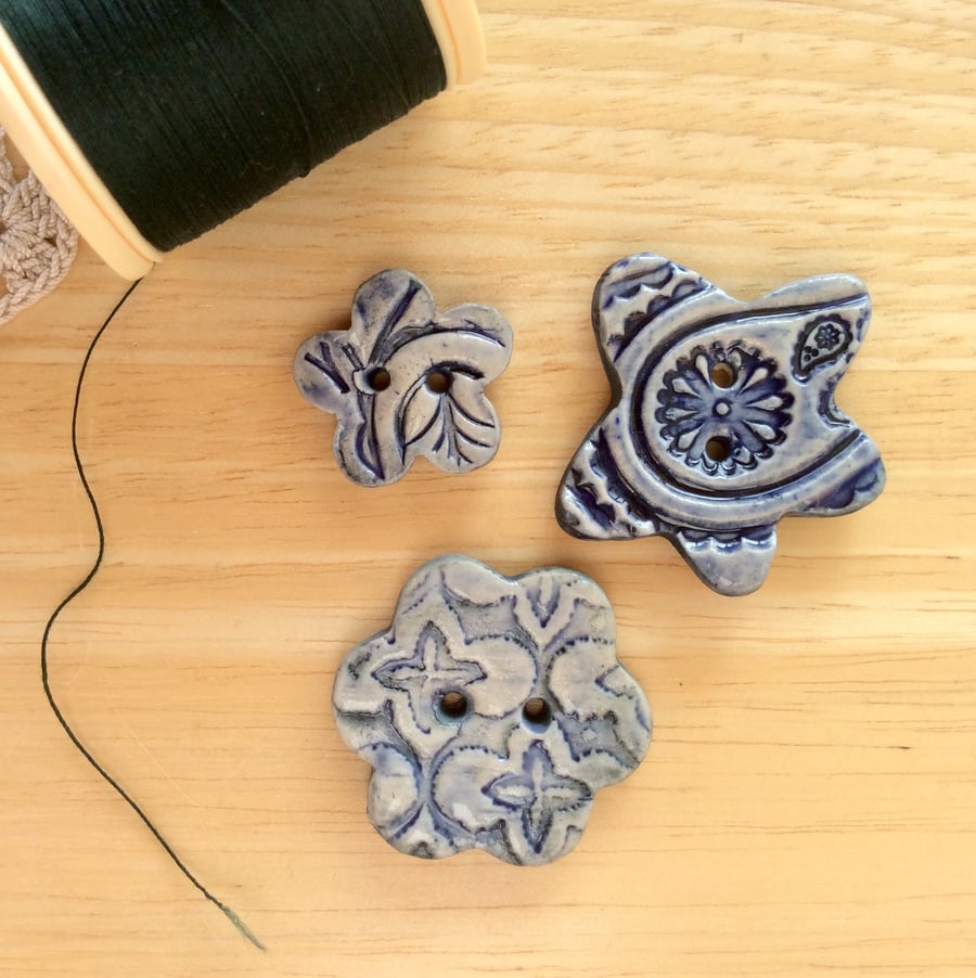 Blue  flower buttons - set of 3 ceramic buttons - 1LL