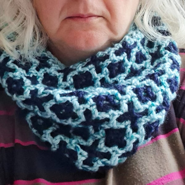 Reversible crocheted cowl in shades of blue