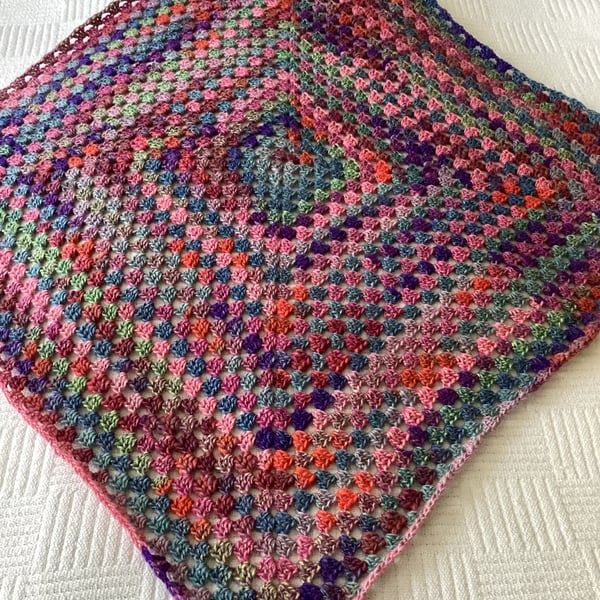 CROCHET BLANKET HANDMADE IN MULTICOLOURED YARN APPROX 30x30" or 77x77cm