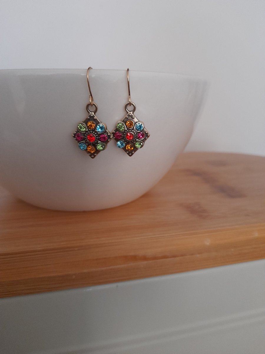 GOLD AND MULTI COLOURED DROP EARRINGS.
