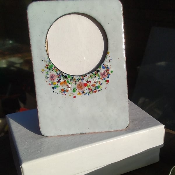 Enamelled photo frame in copper with molten glass flowers - Light grey