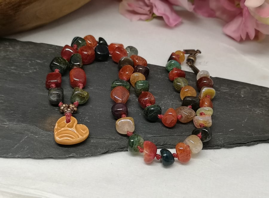 Agate earthy tones necklace with ceramic heart and magnetic clasp