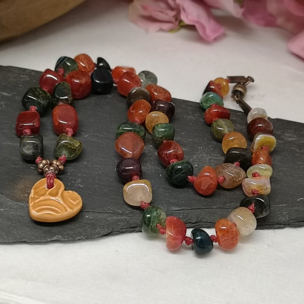 Agate earthy tones necklace with ceramic heart and magnetic clasp