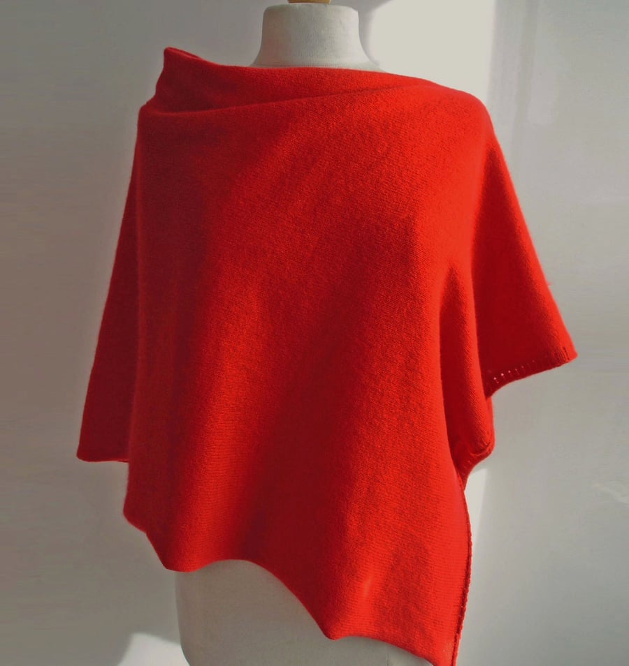 Poncho knitted in Merino Lambswool Colour Hot Chilli Red
