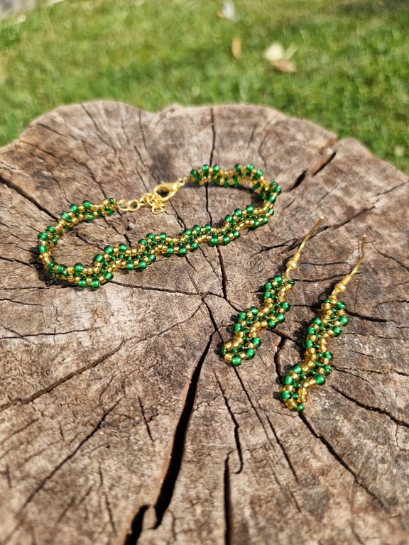Wavy gold and green bracelet