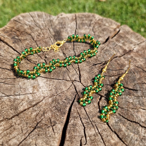 Wavy gold and green bracelet