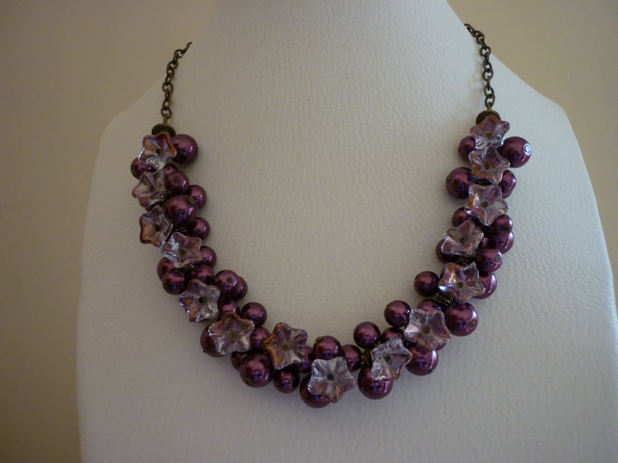 WINE AND ANTIQUE GOLD CLUSTER NECKLACE.  459