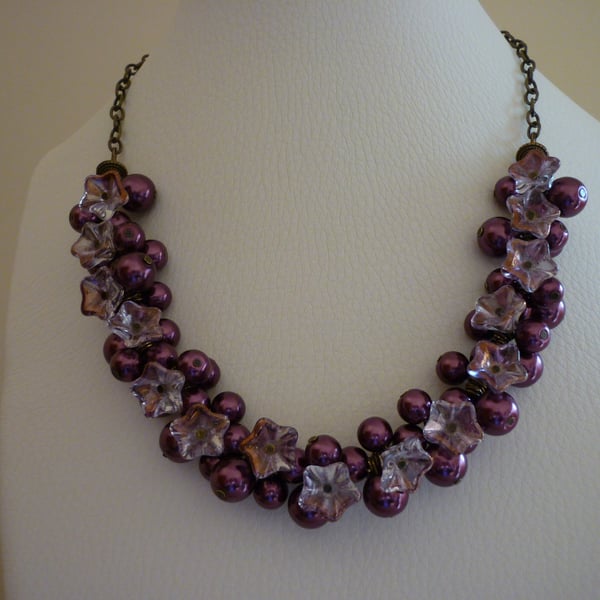 WINE AND ANTIQUE GOLD CLUSTER NECKLACE.  459