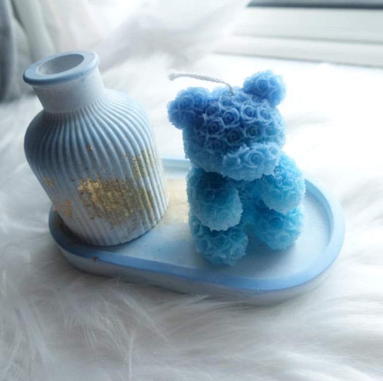 12 teddy bear candles and 2 tray and 1 vase 