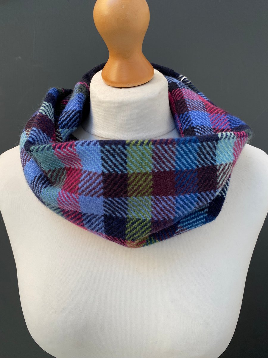 Handwoven merino pink and navy snood
