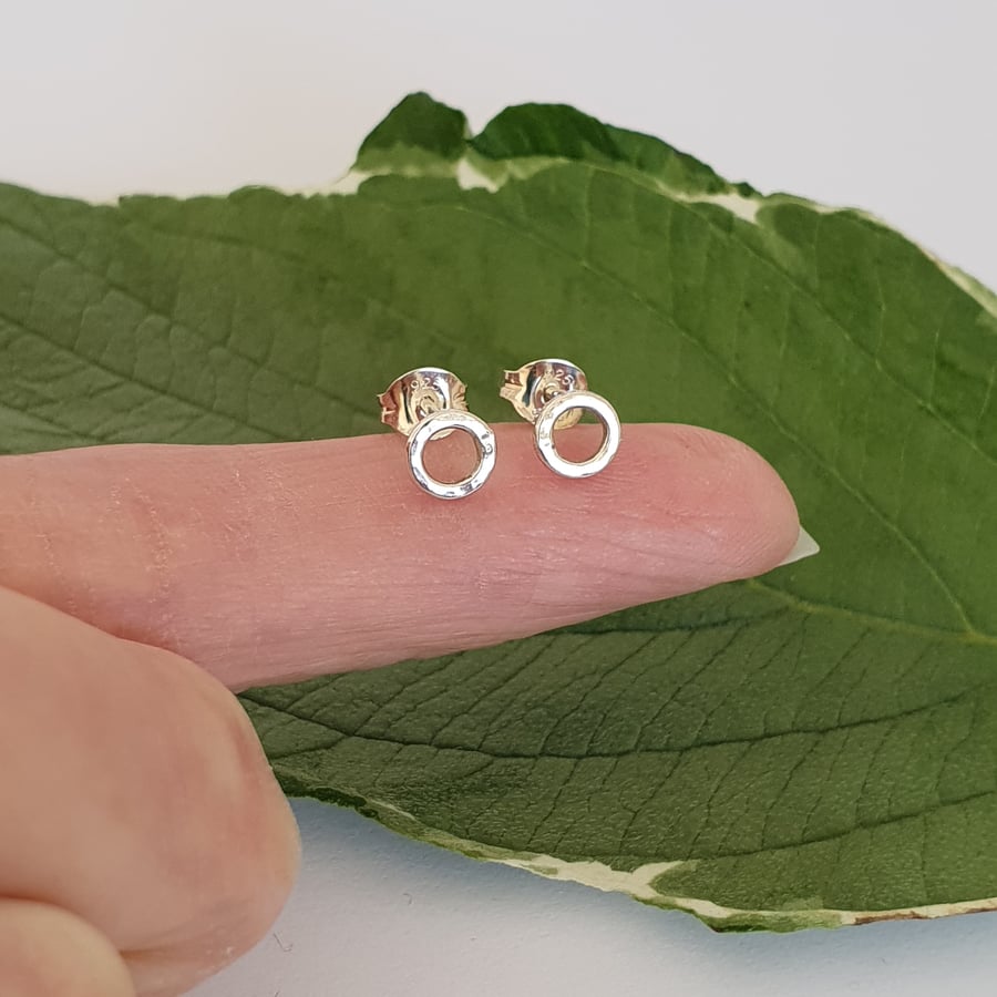 (Made to Order) 5mm Hammered Circle Stud Earrings (Sterling Silver)