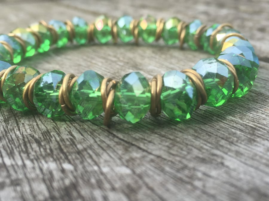 Green cut glass and gold jump rings bracelet