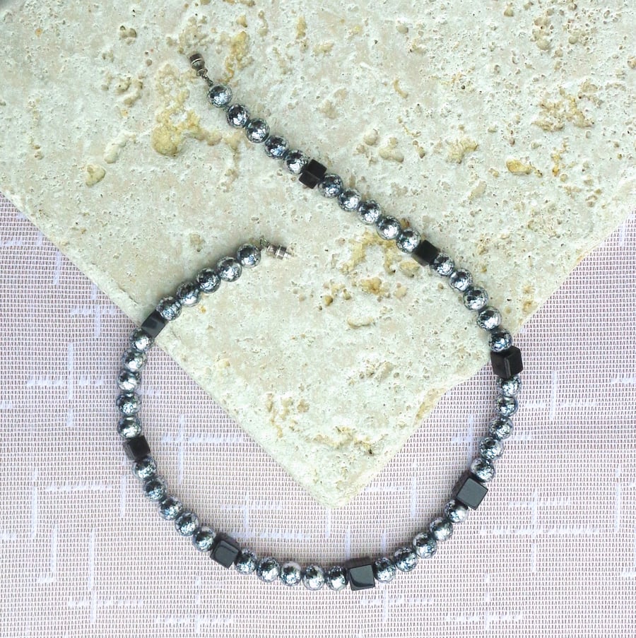 Necklace in silver and black crackle glass beads