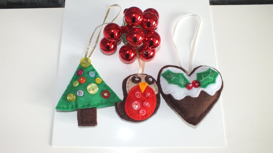 Set of three Christmas decorations, Christmas tree, robin and pudding