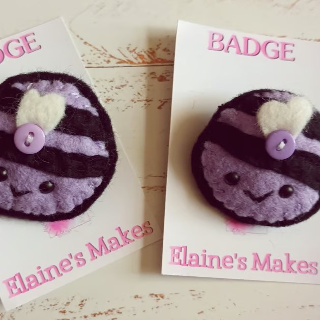 'Bumble Bee' badge hand sewn in wool blend felt (lilac)