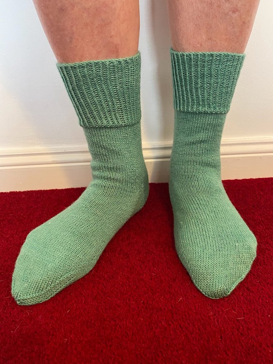 Men's Green Hand Knitted Socks in Wool and Nettle Fibre
