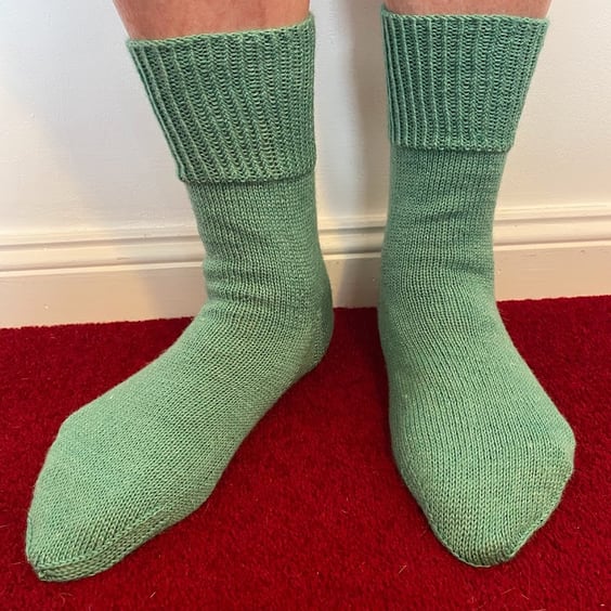 Men's Green Hand Knitted Socks in Wool and Nettle Fibre