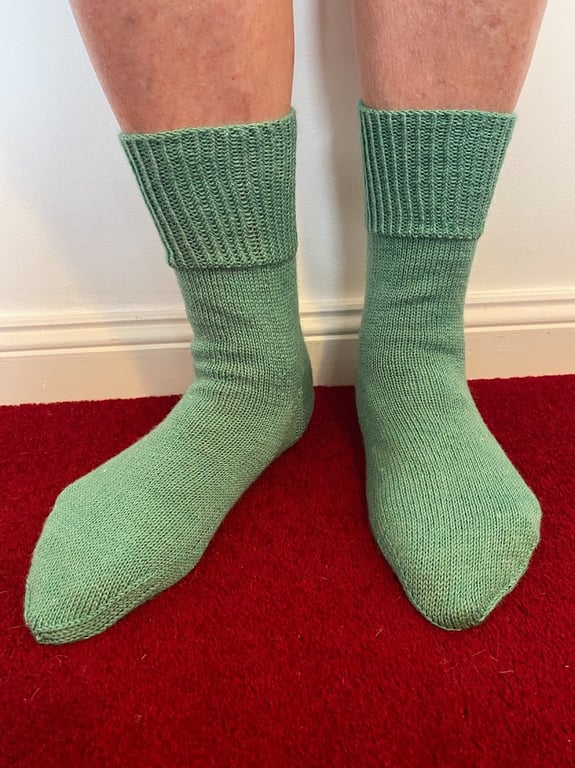 Men's Green Hand Knitted Socks in Wool and Nettle Fibre