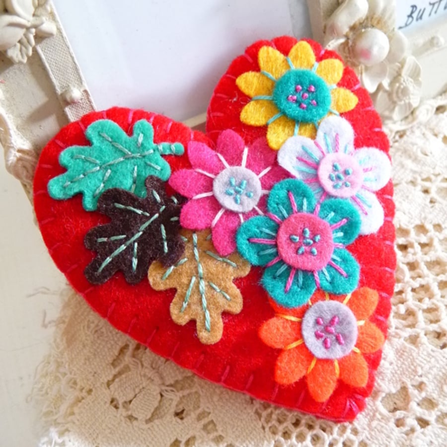 FY091-002 - JAPANESE ART INSPIRED HEART SHAPE FELT BROOCH - red