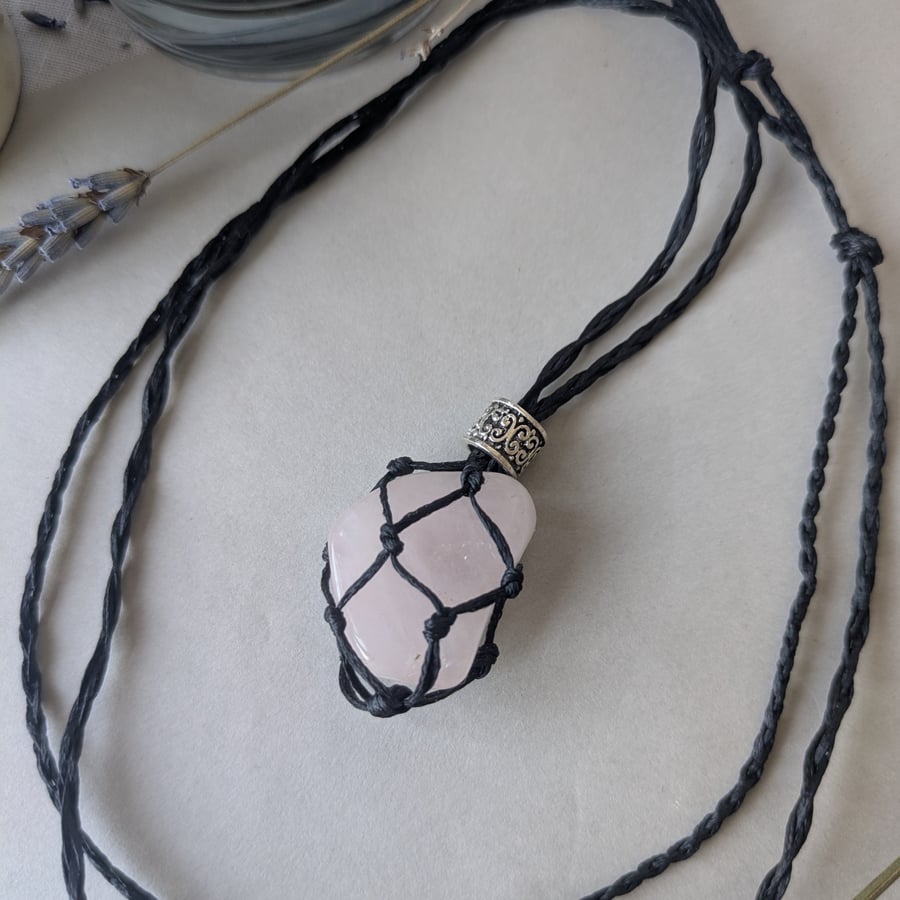 Macramé necklace with rose quartz stone
