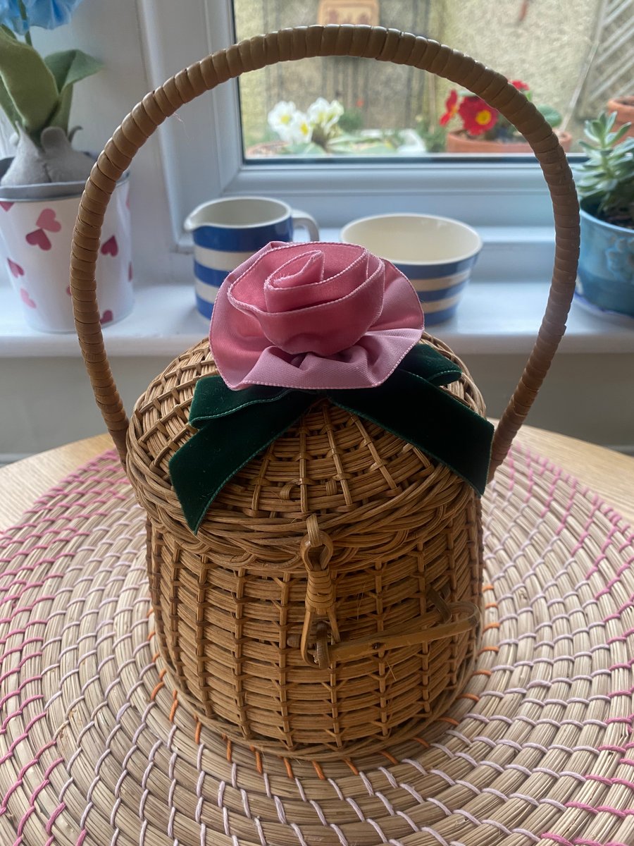 Sewing basket or handbag in revamped vintage wicker 