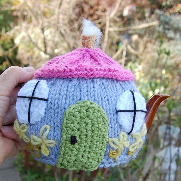 Knitted tea cosy -  Country cottage design to fit a one or two cup teapot