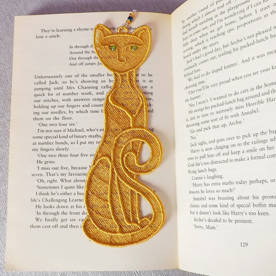 Bookmark, cat bookmark, embroidered lace.