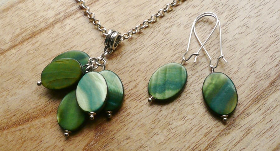 Green Shell Disc Cluster Necklace and Earrings Set  KCJ537