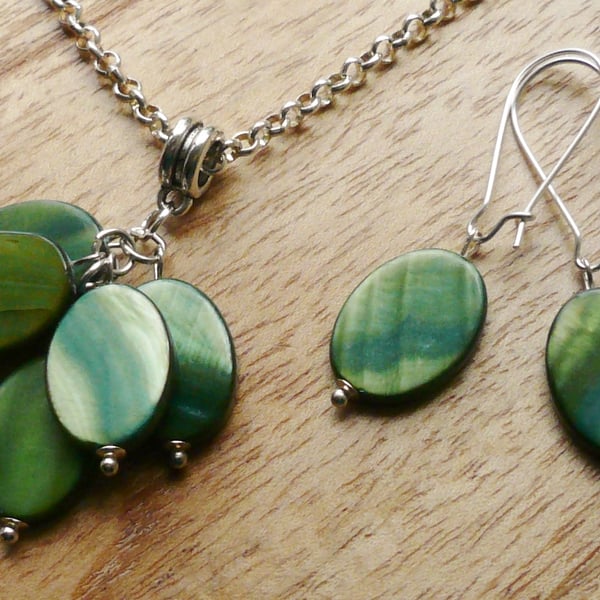 Green Shell Disc Cluster Necklace and Earrings Set  KCJ537