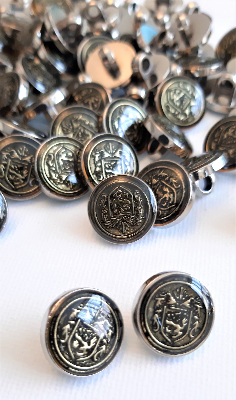 10 Heraldic Crest buttons, 15mm diameter, metallic buttons